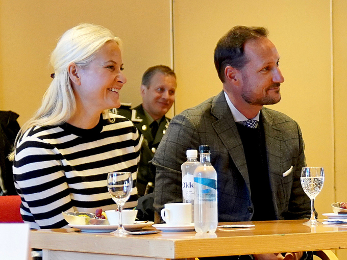 Kronprinsparet fekk høyre om korleis frivillige organisasjonar og initiativ i Florø har opplevd koronatida. Foto: Simen Sund, Det kongelege hoffet